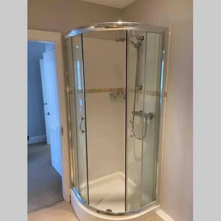 South Lakes Spacious 3 Bed G/f Apartment *