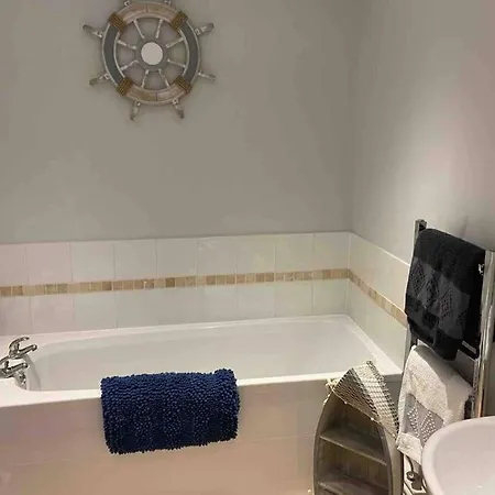 South Lakes Spacious 3 Bed G/f Apartment *